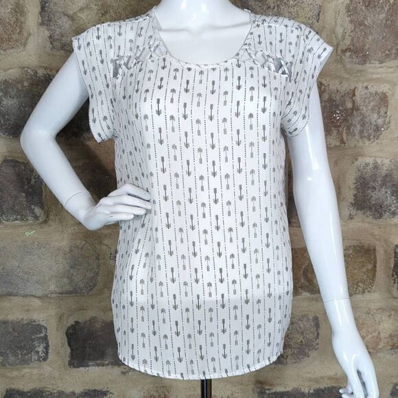 S. R. by Sweet Rain Blouse Woman's Size Large White Black Arrow Print Cap Sleeve - Picture 1 of 12